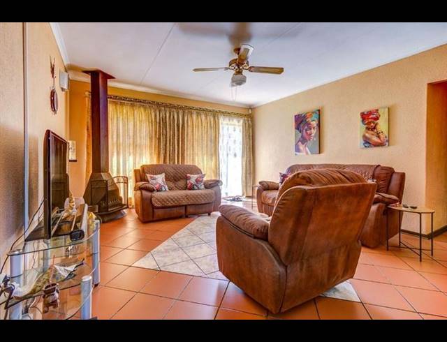 3 BEDROOM HOUSE FOR SALE IN POMONA